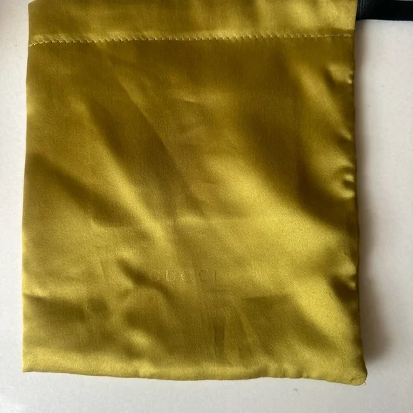 Gucci 18k Running G Earrings - Picture 3 of 3